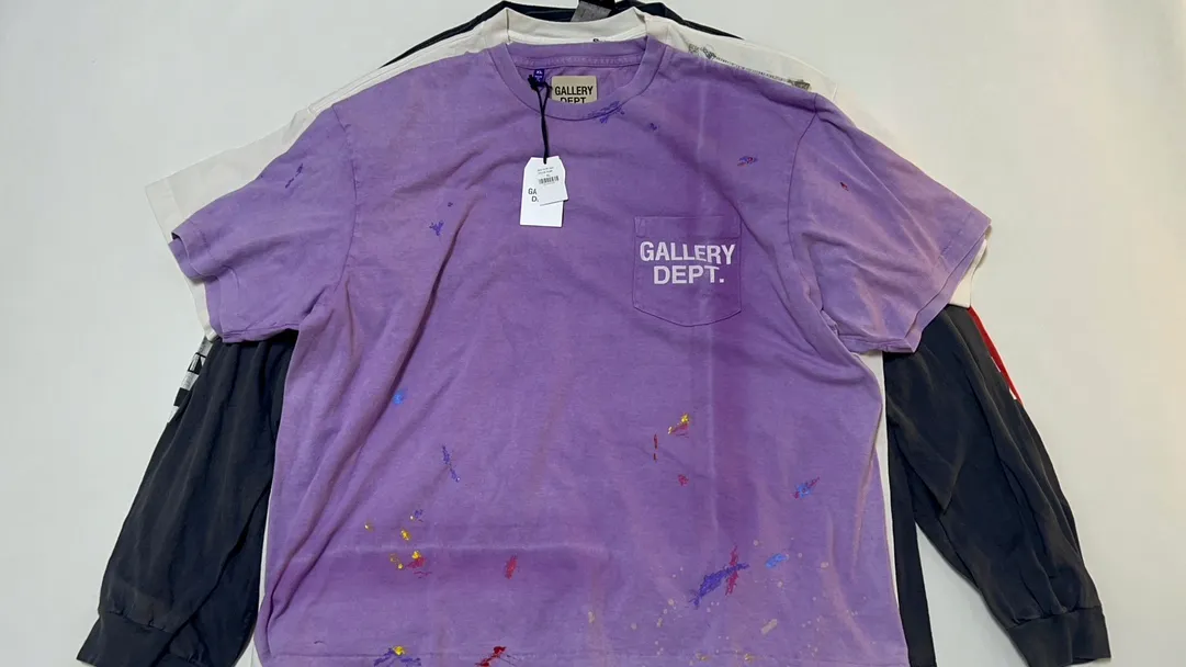 The color of the authentic product will be darker than the official website picture (so that people who look at the picture will not say that the color of the big product is too dark😅) GALLERY DEPT VINTAGE LOGO PAINTED TEE PURPLE Purple splash ink distressed short sleeves Retro English pocket TEE Purple S-XL Ready-to-wear dyeing Fried salt distressing Hand-sewn plaster bone Very heavy industry Manufacturing deep and light fading process Hand-splashed ink graffiti Genuine acrylic material